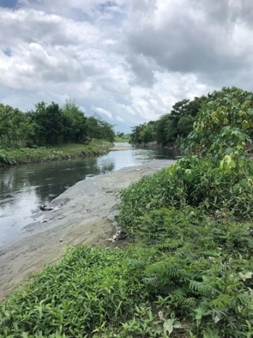 A modified channel of the Chamelecón River that is susceptible to flood hazards and frequently floods surrounding homes during heavy storms, San Pedro Sula, Honduras.